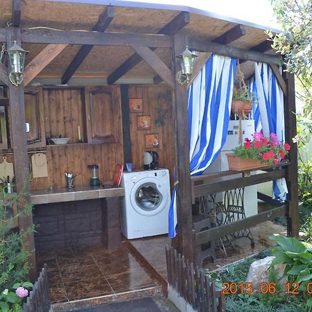 U Palycha Guest House Sukhumi Ngoại thất bức ảnh