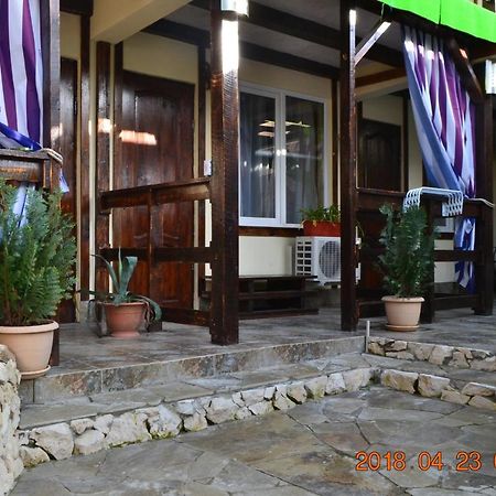 U Palycha Guest House Sukhumi Ngoại thất bức ảnh