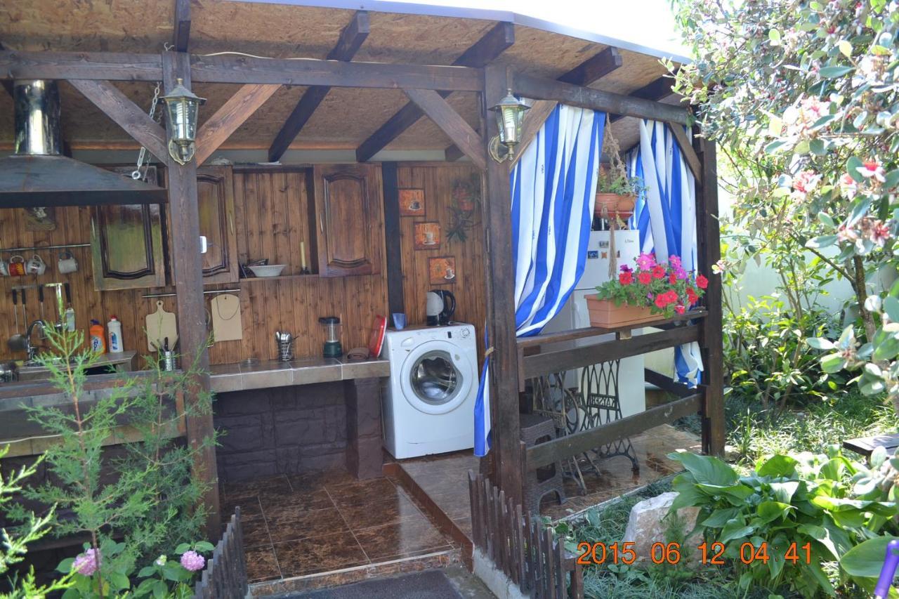 U Palycha Guest House Sukhumi Ngoại thất bức ảnh