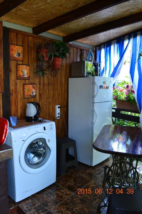 U Palycha Guest House Sukhumi Ngoại thất bức ảnh