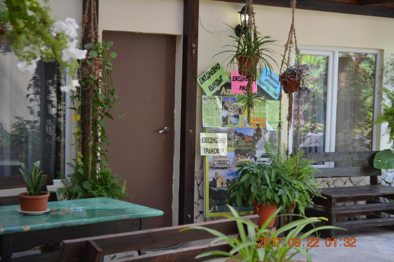 U Palycha Guest House Sukhumi Ngoại thất bức ảnh