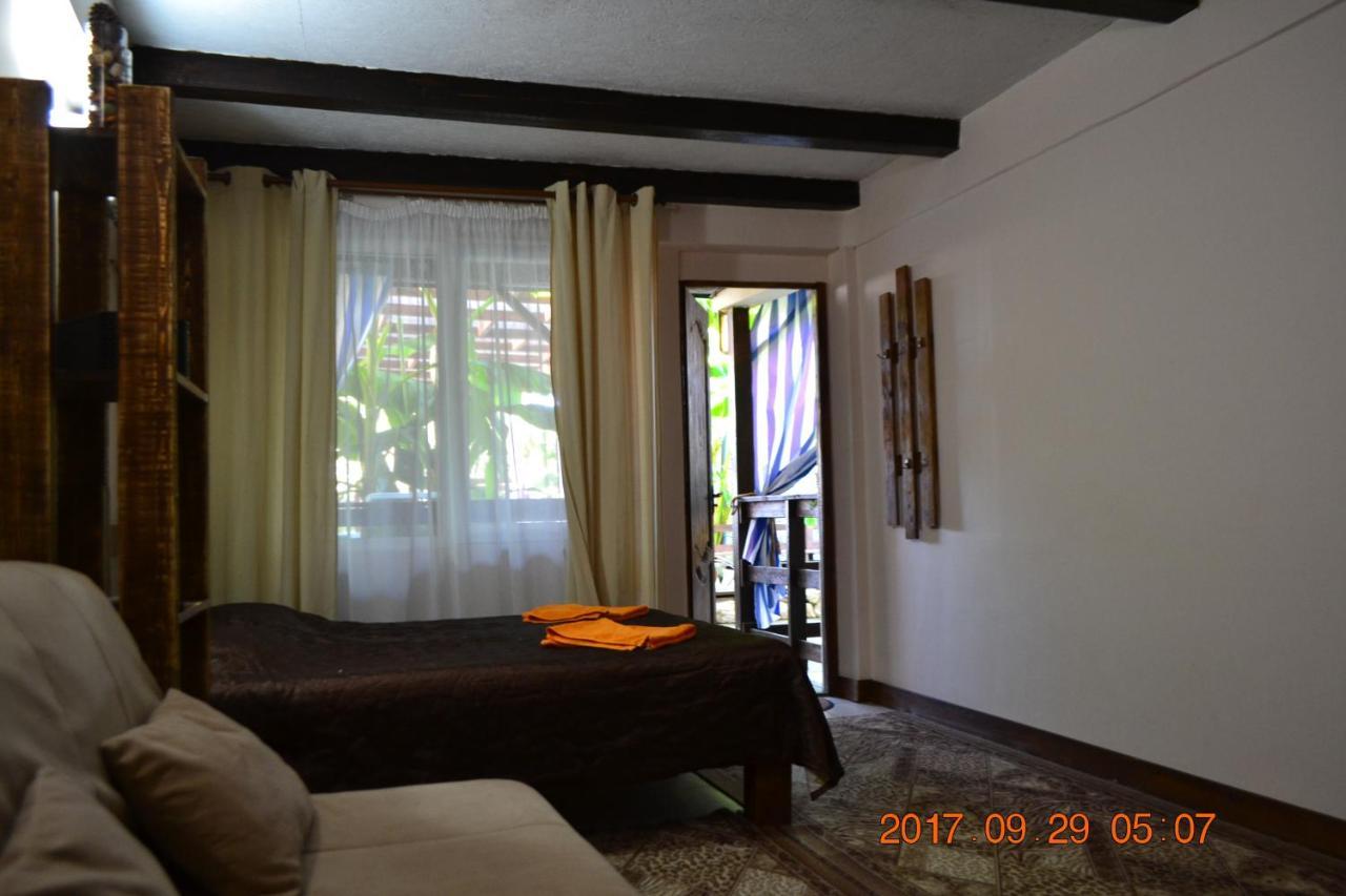 U Palycha Guest House Sukhumi Ngoại thất bức ảnh