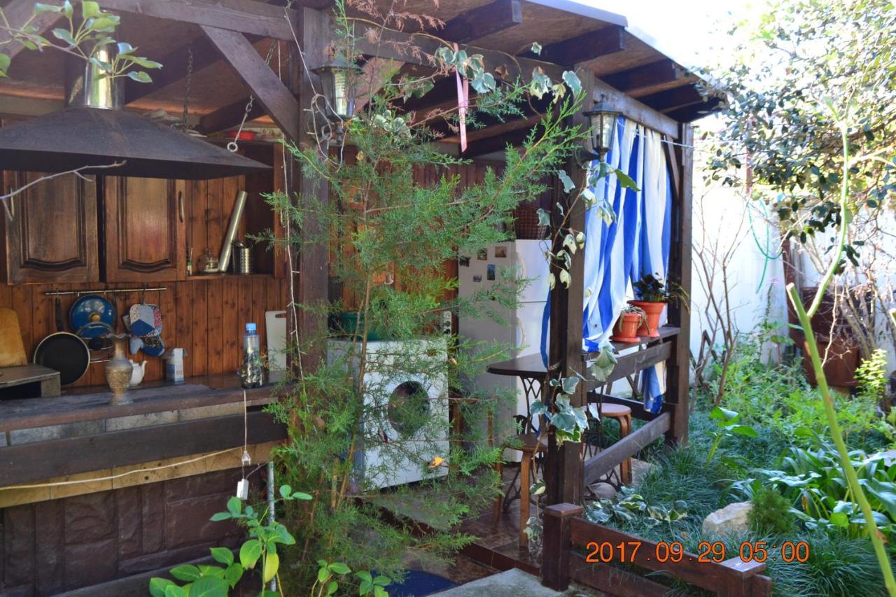 U Palycha Guest House Sukhumi Ngoại thất bức ảnh