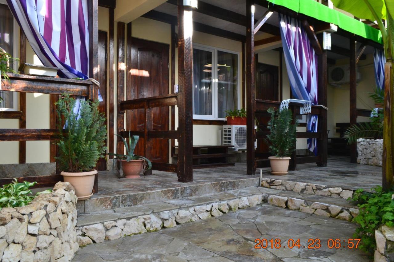 U Palycha Guest House Sukhumi Ngoại thất bức ảnh