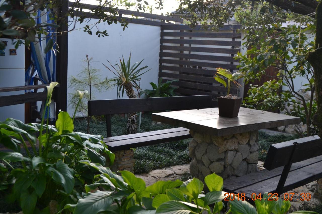 U Palycha Guest House Sukhumi Ngoại thất bức ảnh